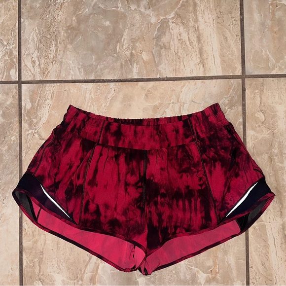 Game Day Red Black Multi Lululemon Hotty Hot Shorts Size 8 - Picture 1 of 4
